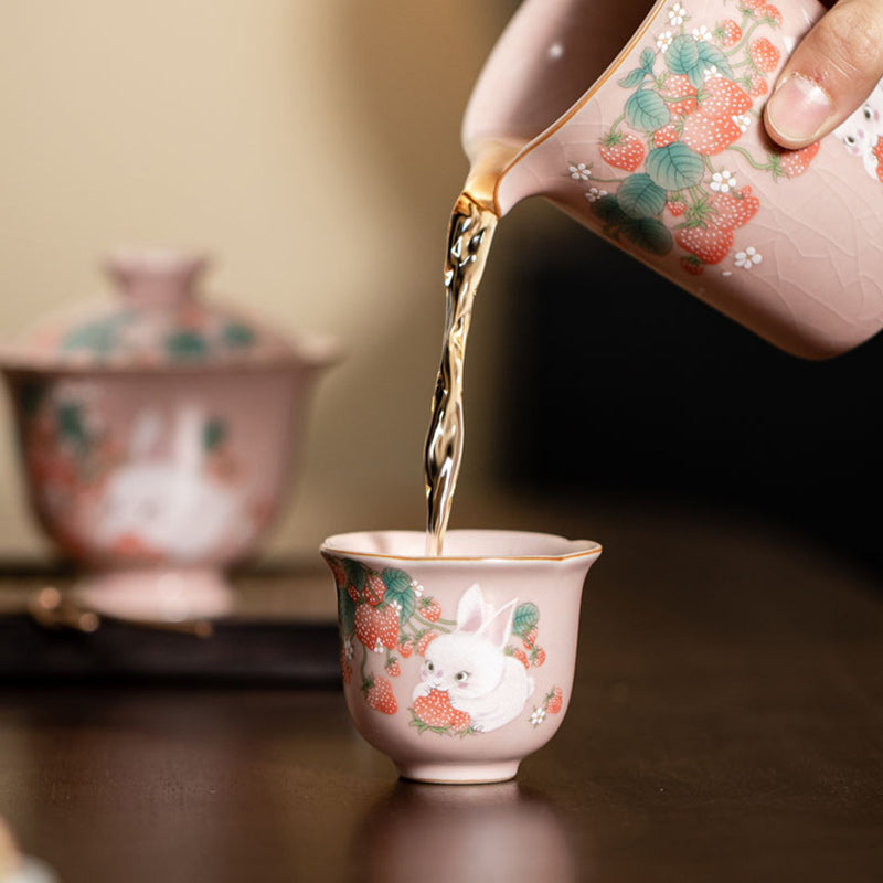 Tasse à thé en céramique motif fraise et lapin, 55 ml | Zen Decor Delight