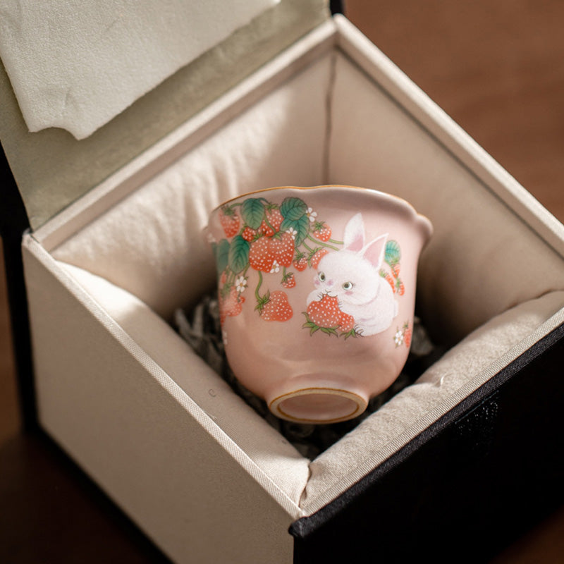 Tasse à thé en céramique motif fraise et lapin, 55 ml | Zen Decor Delight