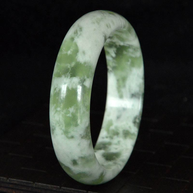 Bracelet jonc porte-bonheur et prospérité en jade naturel de 58 à 60 mm