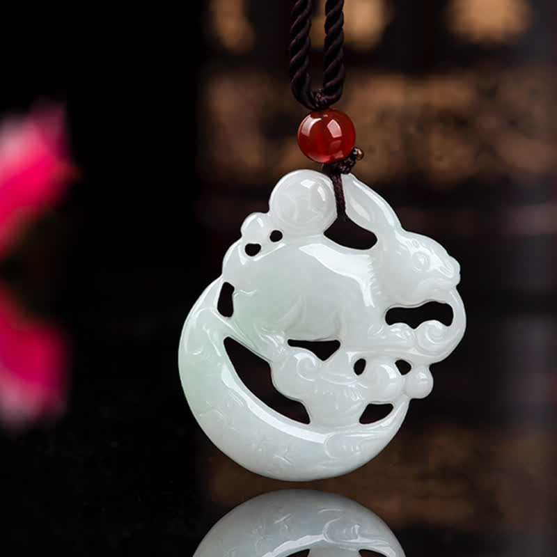 Collier pendentif croissant de lune en jade blanc pour la protection