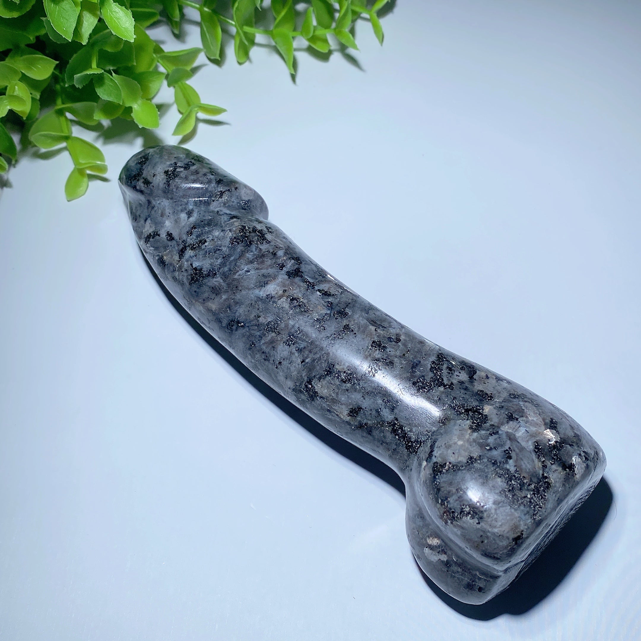 Sculpture en cristal de larvikite Ding Ding de 6,5 pouces pour la guérison