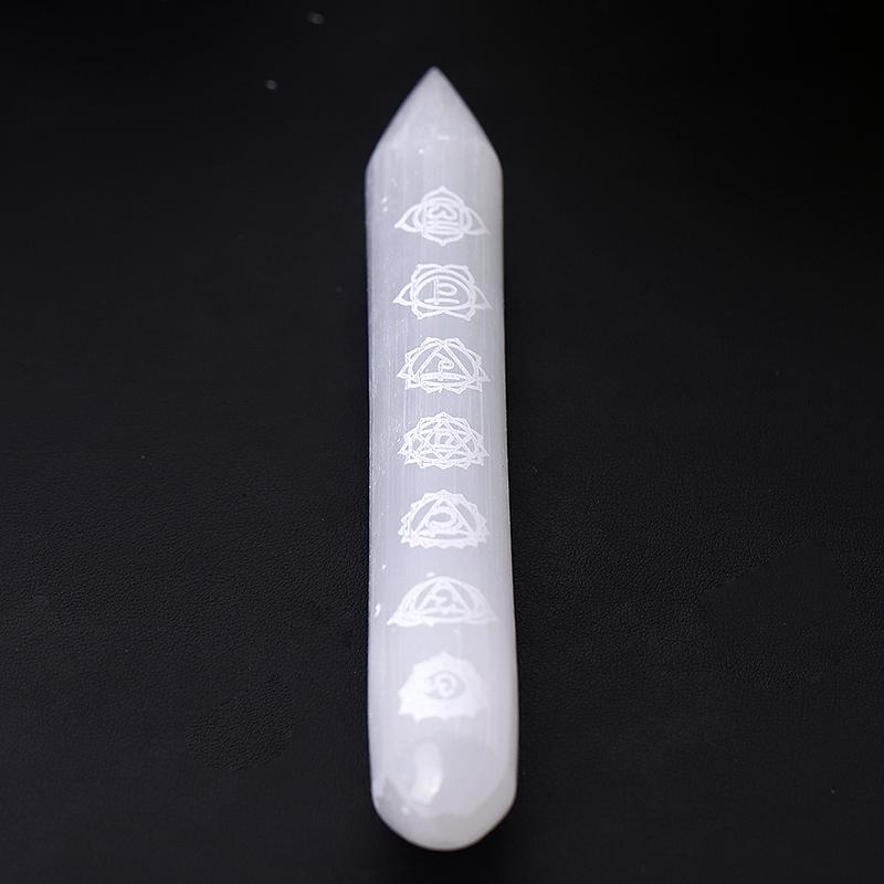 Baguette en cristal de sélénite de 6 pouces avec gravure de chakra