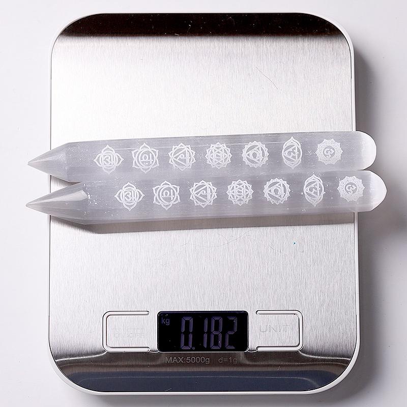 Baguette en cristal de sélénite de 6 pouces avec gravure de chakra