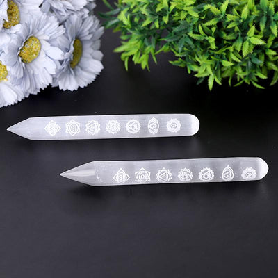 Baguette en cristal de sélénite de 6 pouces avec gravure de chakra