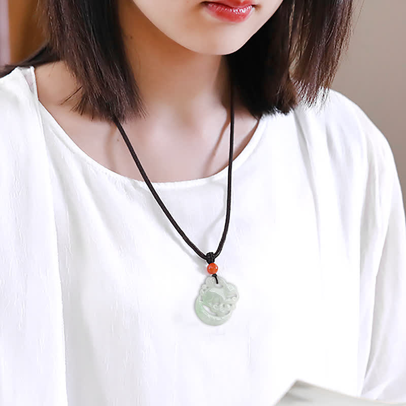 Collier pendentif croissant de lune en jade blanc pour la protection