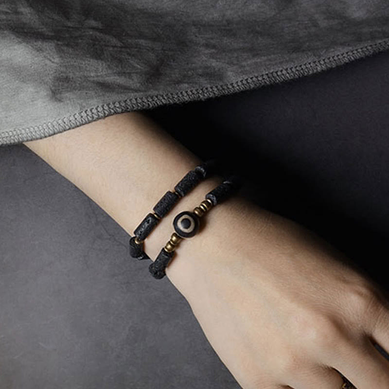 Bracelet enroulé en laiton avec perles dzi à trois yeux en pierre de lave de 6 mm pour le calme