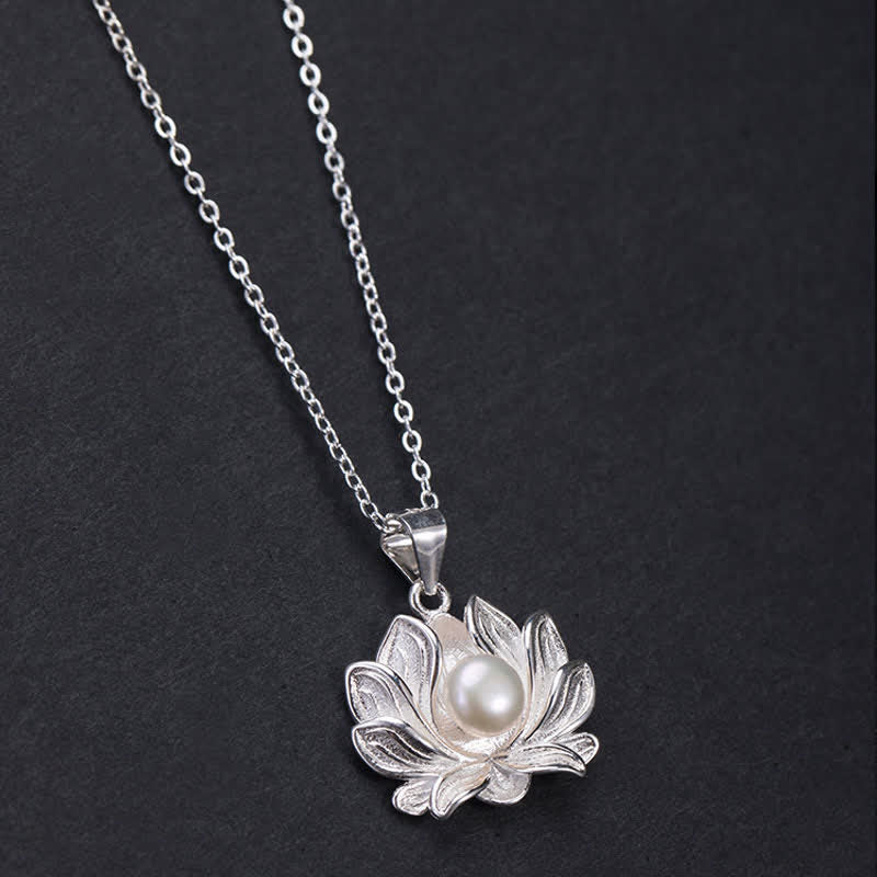 Collier pendentif lotus en perles de 6 mm – Richesse et illumination