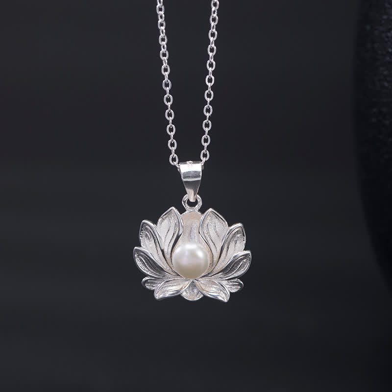 Collier pendentif lotus en perles de 6 mm – Richesse et illumination