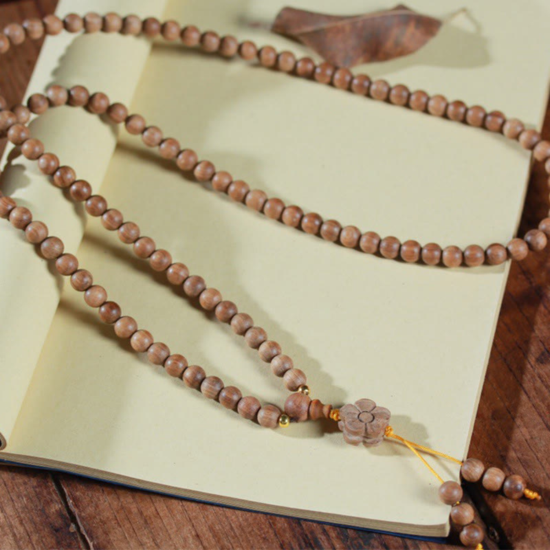 Bracelet Mala à breloques en bois de santal et fleur de prunier de 6 mm pour le calme et la guérison