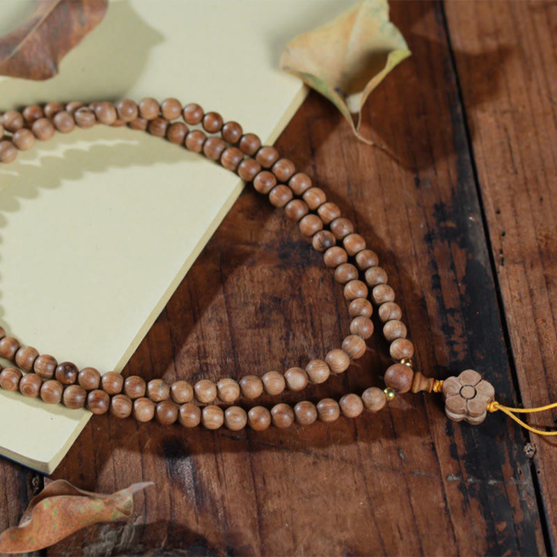 Bracelet Mala à breloques en bois de santal et fleur de prunier de 6 mm pour le calme et la guérison