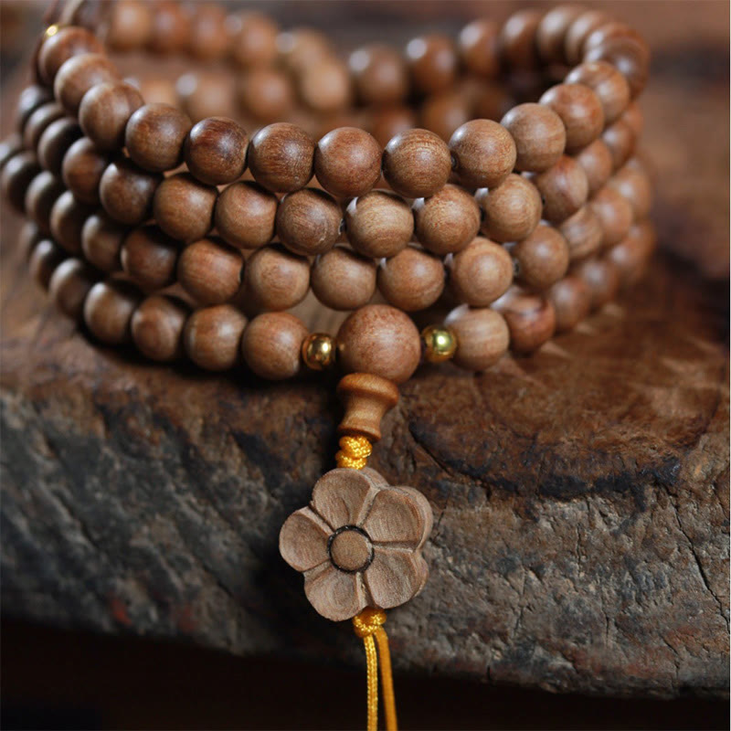 Bracelet Mala à breloques en bois de santal et fleur de prunier de 6 mm pour le calme et la guérison