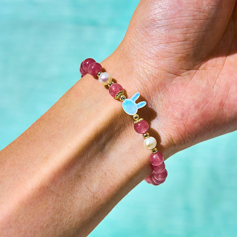 Bracelet en quartz fraise de 6 mm avec breloque chat ou lapin en perle