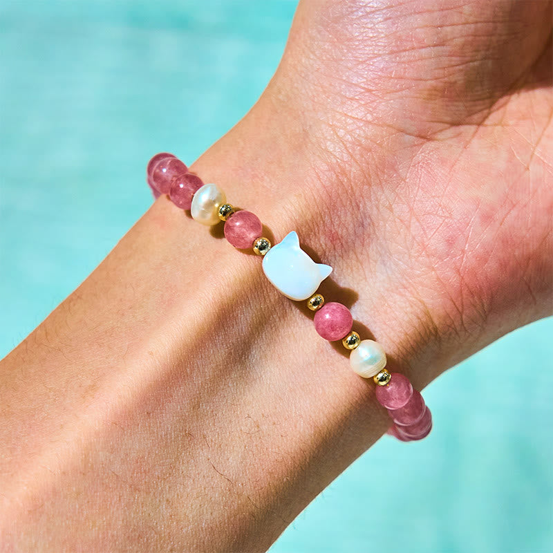 Bracelet en quartz fraise de 6 mm avec breloque chat ou lapin en perle