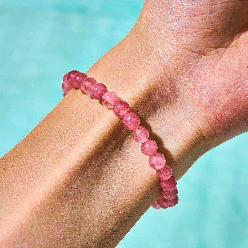 Bracelet en quartz fraise de 6 mm avec breloque chat ou lapin en perle