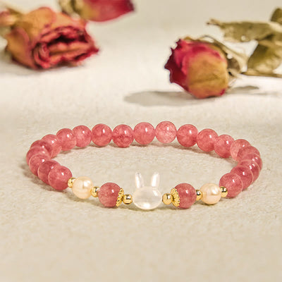 Bracelet en quartz fraise de 6 mm avec breloque chat ou lapin en perle