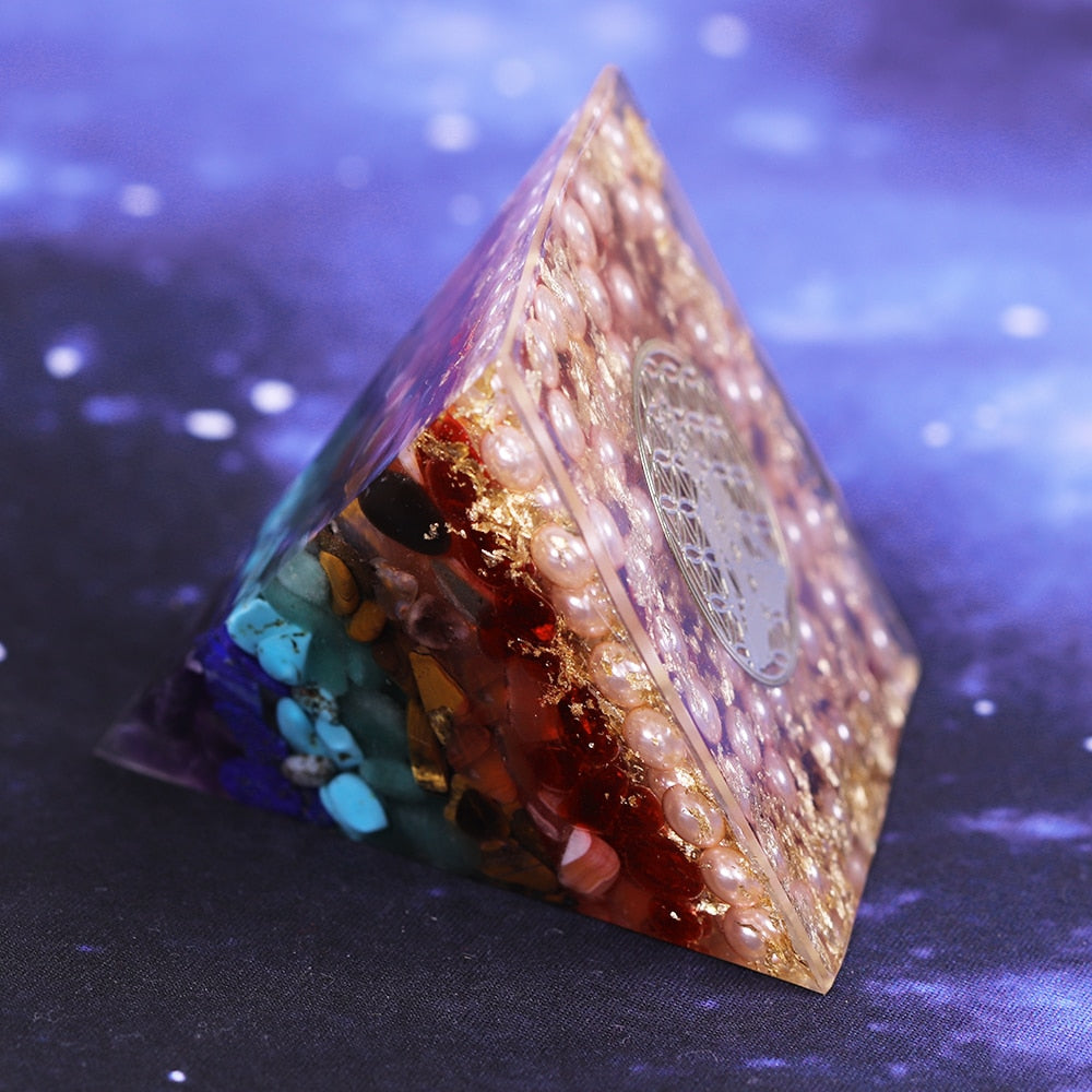 Pyramide d'orgonite de guérison des 7 chakras