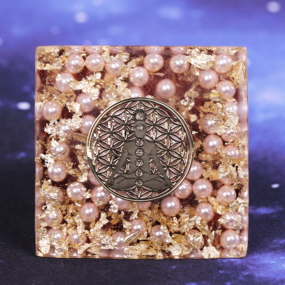Pyramide d'orgonite de guérison des 7 chakras