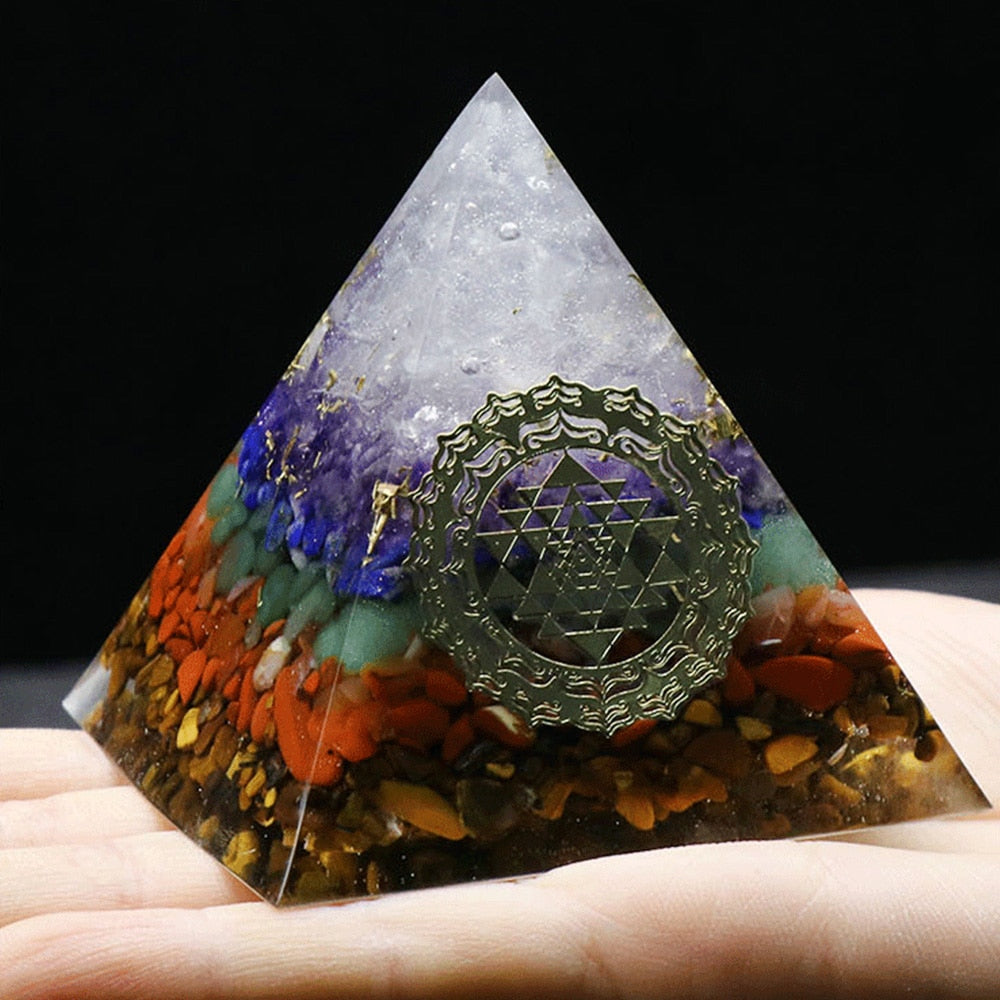 Pyramide d'orgone à 7 chakras