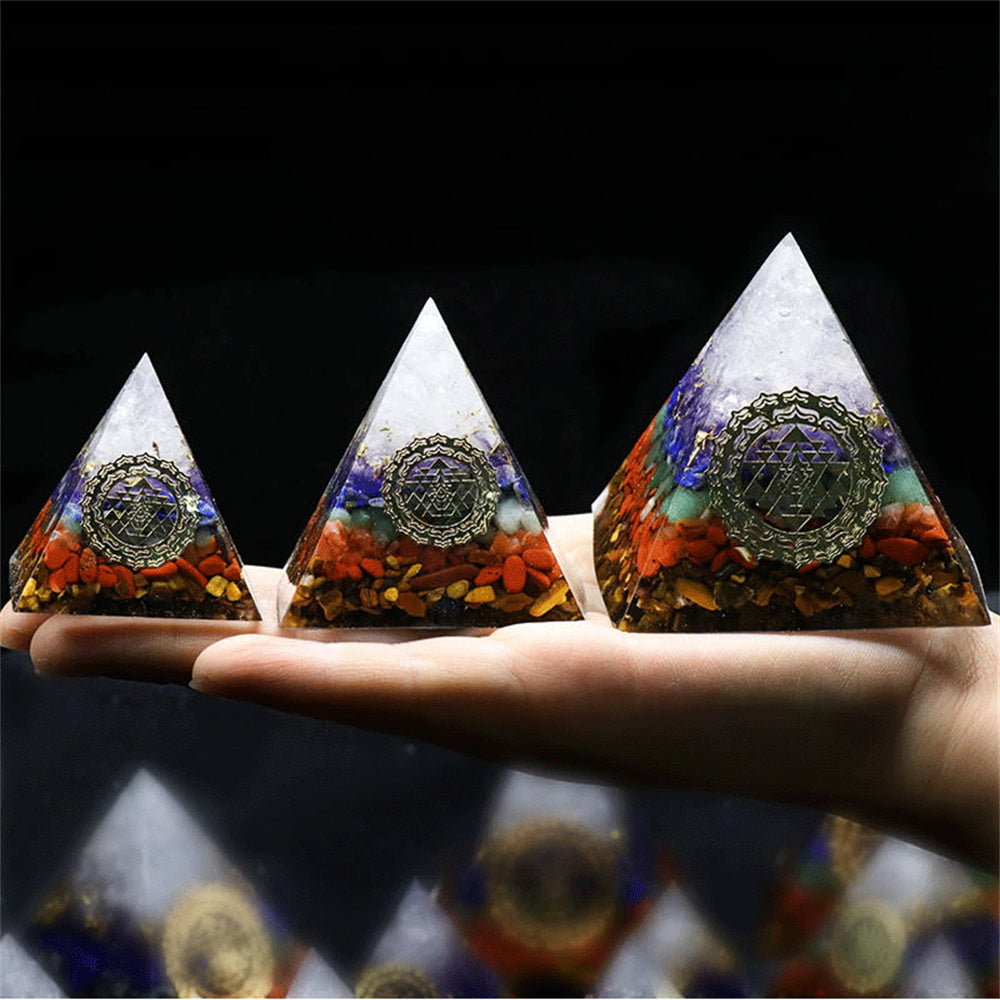 Pyramide d'orgone à 7 chakras