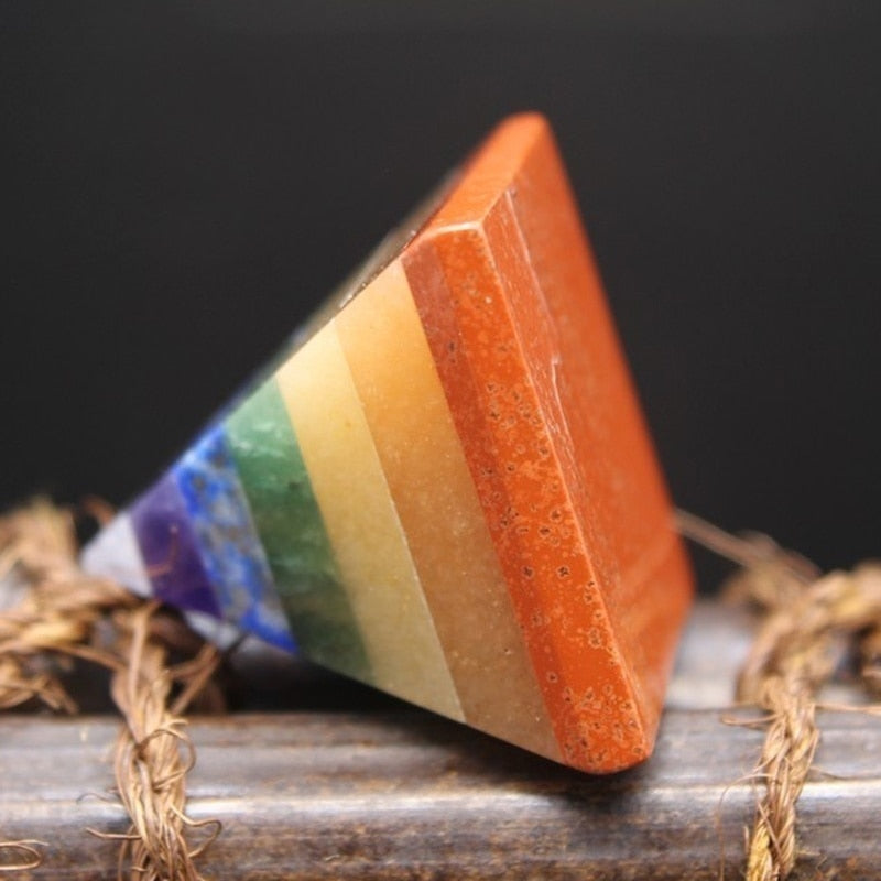 Pyramide arc-en-ciel à 7 chakras