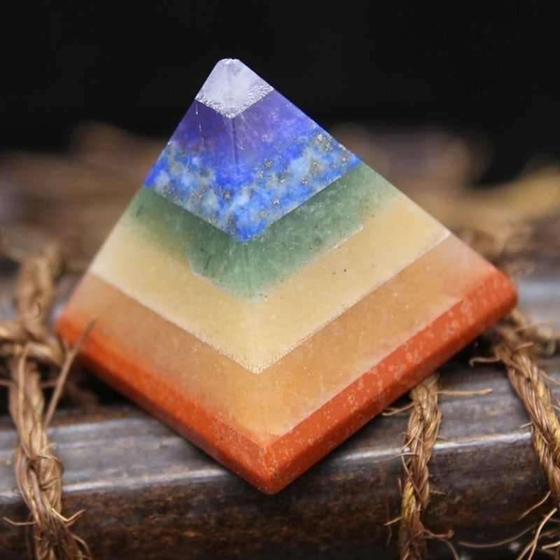 Pyramide arc-en-ciel à 7 chakras