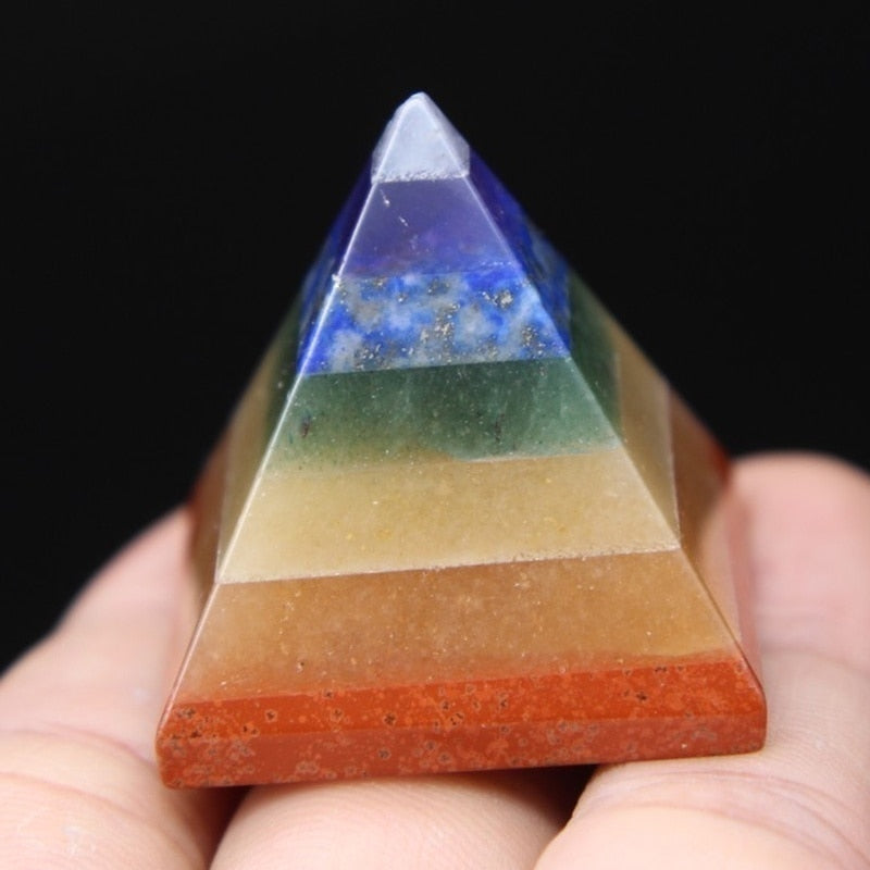 Pyramide arc-en-ciel à 7 chakras