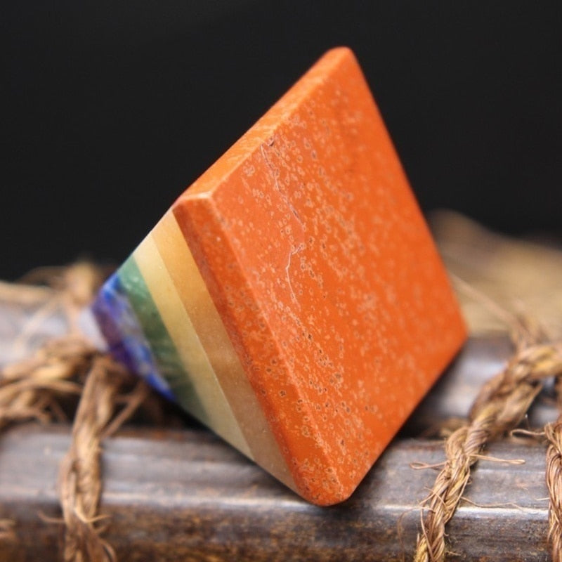 Pyramide arc-en-ciel à 7 chakras