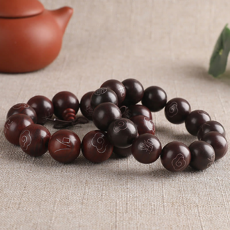Bracelet Om Mani Padme Hum en bois de santal rouge à petites feuilles de 8 mm