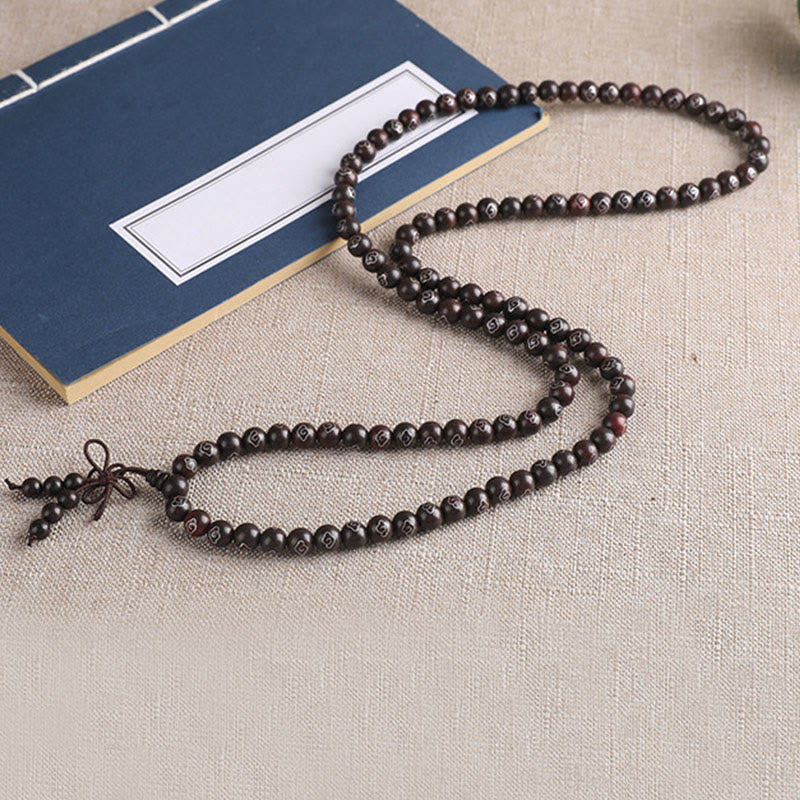 Bracelet Om Mani Padme Hum en bois de santal rouge à petites feuilles de 8 mm