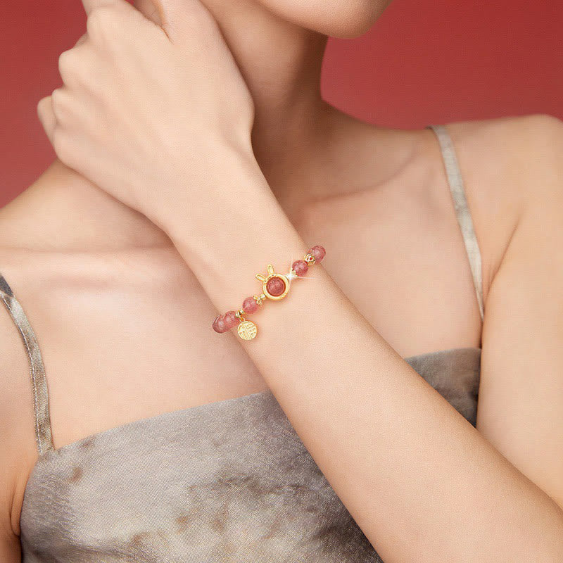 Bracelet Love en quartz fraise de 8 mm avec breloque lapin Fu