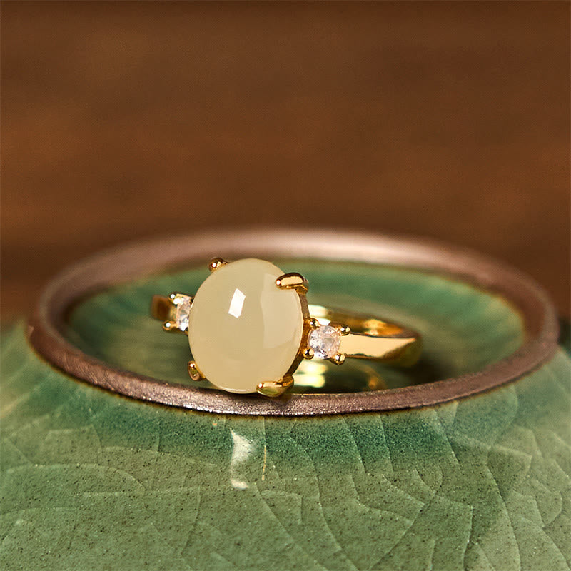 Bague œuf en jade Hetian 8 x 10 mm avec zircone de prospérité