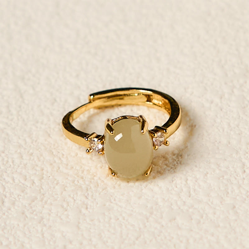 Bague œuf en jade Hetian 8 x 10 mm avec zircone de prospérité