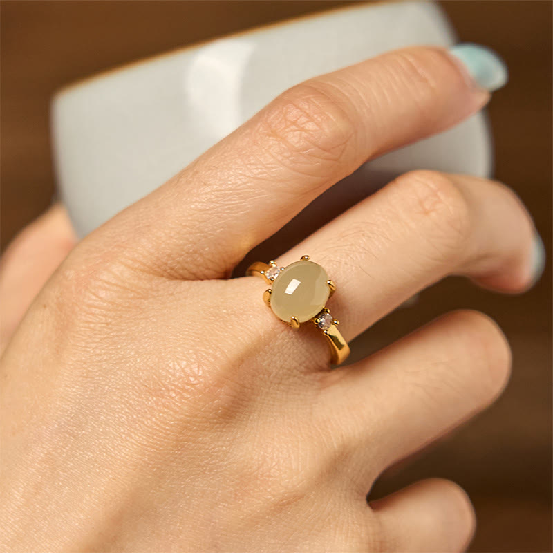 Bague œuf en jade Hetian 8 x 10 mm avec zircone de prospérité