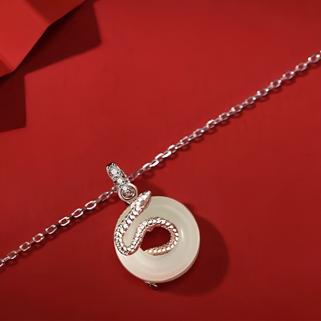 Collier en argent sterling 925 avec boucle de paix en jade Hetian et motif serpent