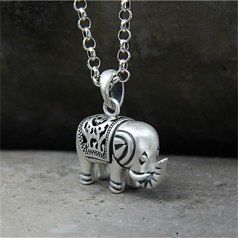 Collier avec pendentif en argent sterling 990 représentant un éléphant