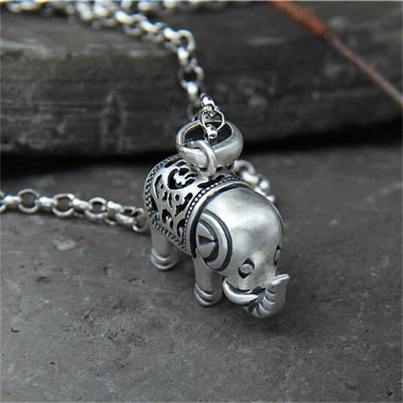 Collier avec pendentif en argent sterling 990 représentant un éléphant