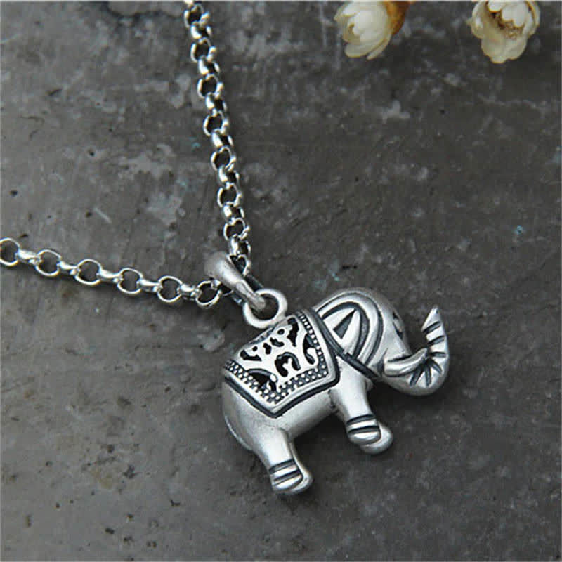 Collier avec pendentif en argent sterling 990 représentant un éléphant