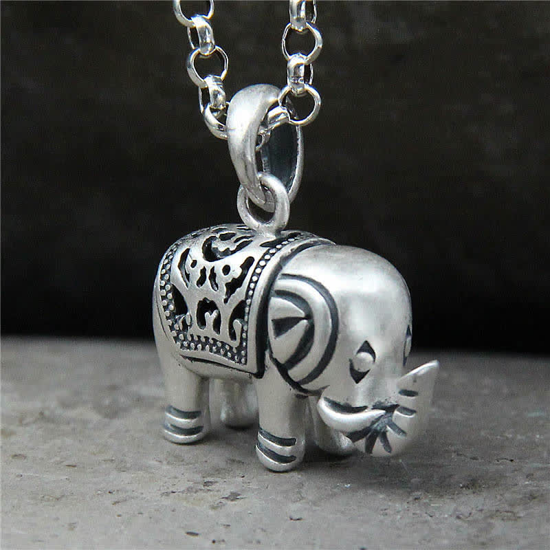 Collier avec pendentif en argent sterling 990 représentant un éléphant
