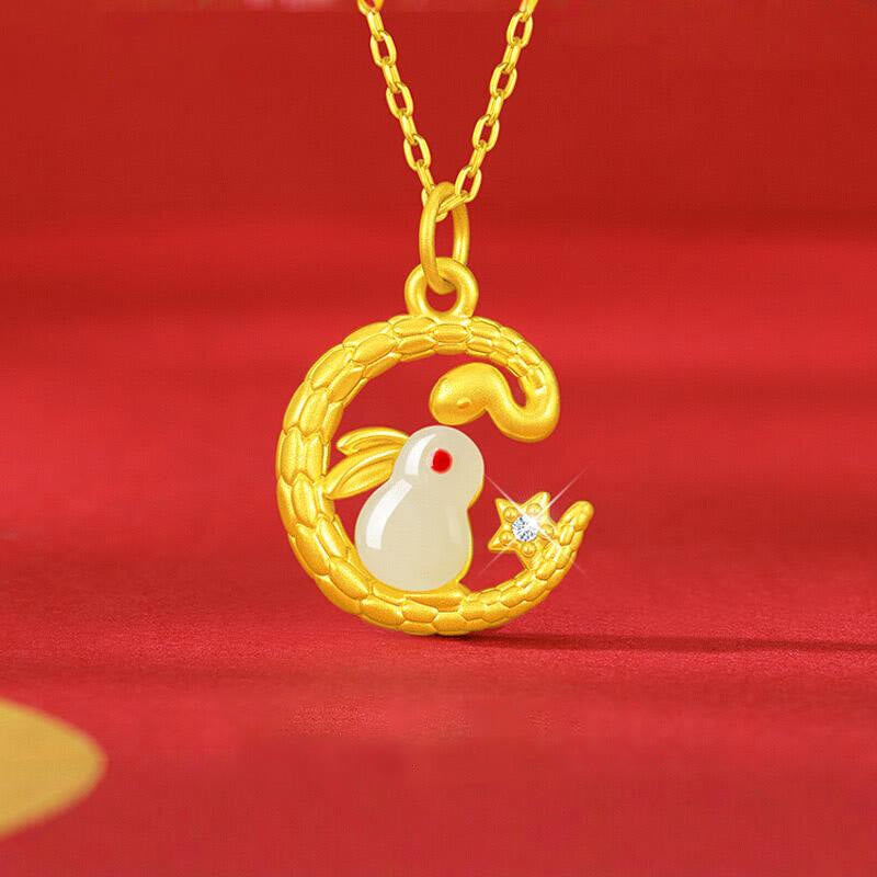 Collier en jade serpent en or 999 autour d'un lapin pour la chance et la protection
