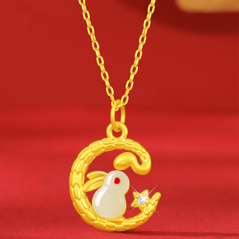 Collier en jade serpent en or 999 autour d'un lapin pour la chance et la protection