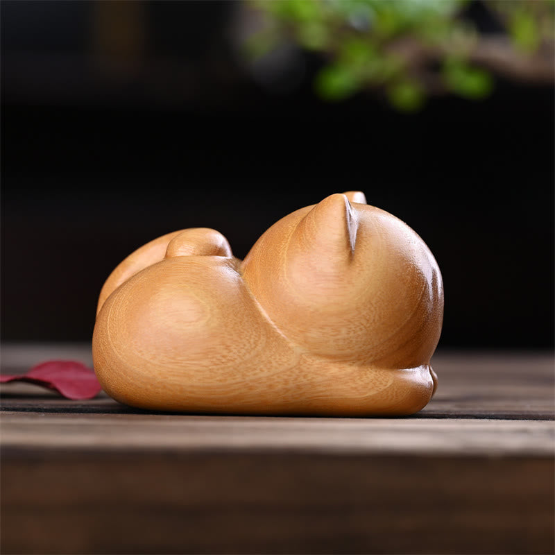 Sculpture décorative zen en bois de santal représentant un chat endormi de 9 cm