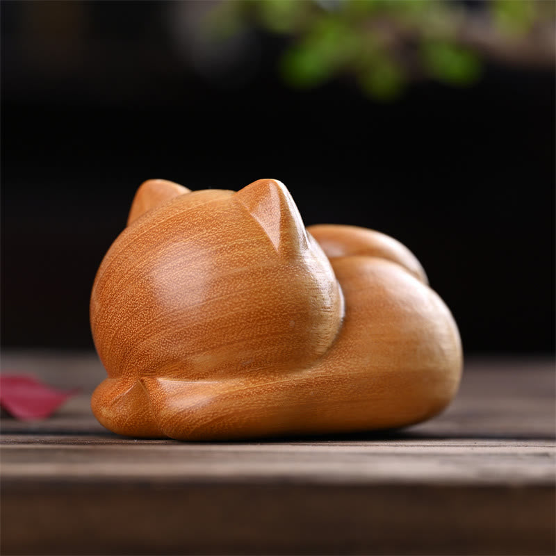 Sculpture décorative zen en bois de santal représentant un chat endormi de 9 cm