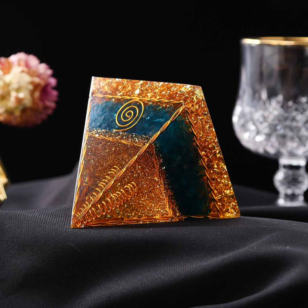 Pyramide d'orgone du créateur abondant