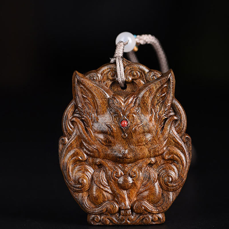 Collier d'équilibre en bois d'agar avec renard à neuf queues