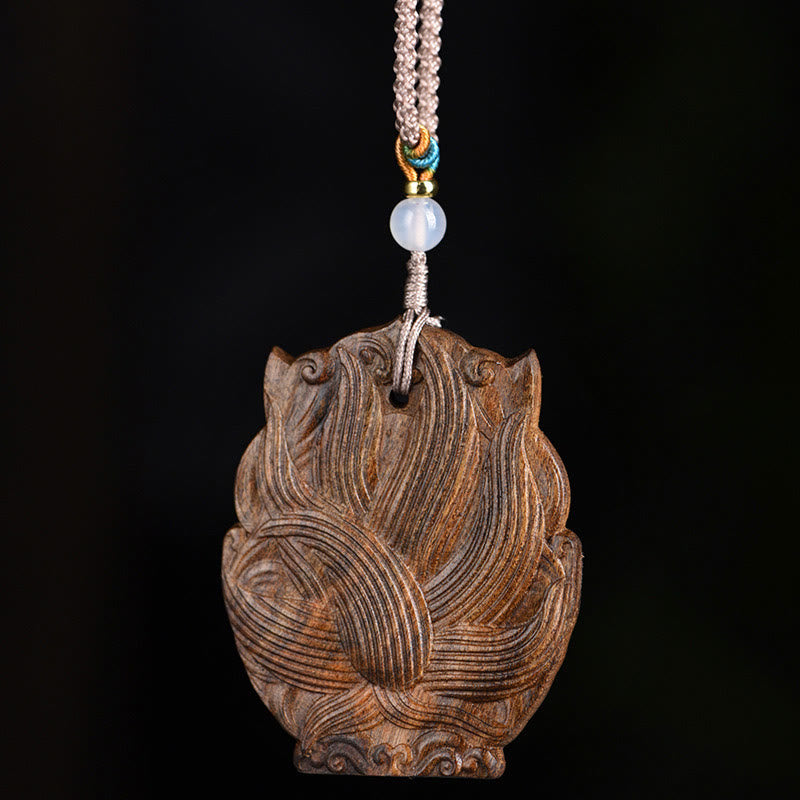 Collier d'équilibre en bois d'agar avec renard à neuf queues
