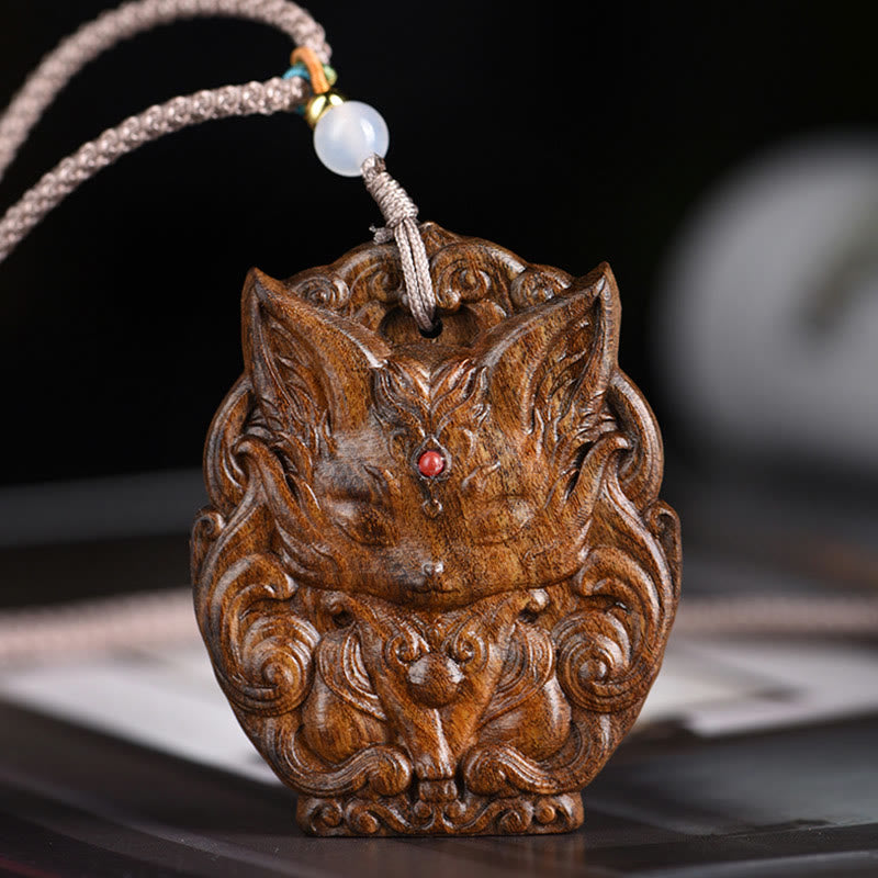 Collier d'équilibre en bois d'agar avec renard à neuf queues