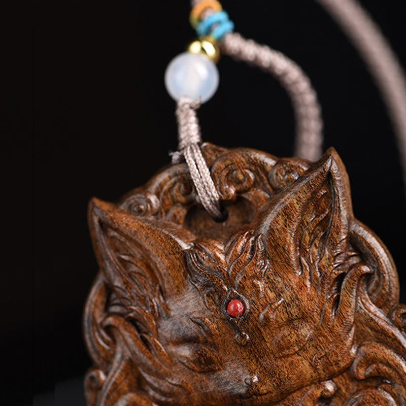 Collier d'équilibre en bois d'agar avec renard à neuf queues