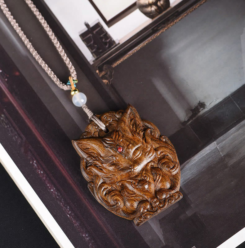 Collier d'équilibre en bois d'agar avec renard à neuf queues