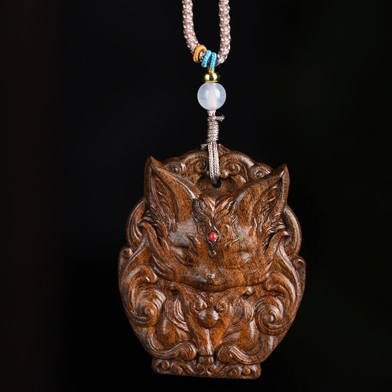 Collier d'équilibre en bois d'agar avec renard à neuf queues