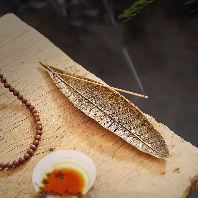 Brûle-encens en alliage avec motif de feuilles orientales pour la tranquillité